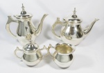 Serviço para chá e café em metal inglês ao estilo georgiano espessurado a prata da manufatura "E.P.N.S", constando; 01 bule para chá, 01 bule para café, 01 leiteira e 01 açucareiro, total 04 peças.