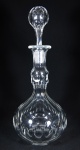 BACCARAT - Linda garrafa licoreira para coleção em cristal translucido de famosa manufatura francesa no formato globular, lapidação facetada e dito dedão, gargalo facetado e borda revirada. med: 32 cm