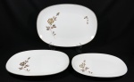 Três travessas em porcelana japonesa estilo Art Déco da manufatura "NORITAKE" esmaltada e vitrificada na cor branca, decoração floral realçada a ouro. med: 39 cm x 28 cm / 34 cm x 24 cm / 29 cm x 21 cm