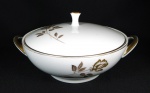 Sopeira em porcelana japonesa estilo Art Déco da manufatura "NORITAKE" esmaltada e vitrificada na cor branca, decoração floral realçadas a ouro. med: 12,5 x 22,5 cm de diâmetro