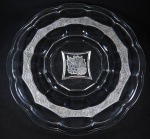 Fruteira, centro de mesa em cristal europeu translúcido no formato circular, decoração satiné em flores e arabescos, borda recortada. 34 cm de diâmetro