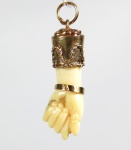 Figa circa 1930 em marfim esculpido, encastoada a ouro no teor 18 kl. med: 3 cm