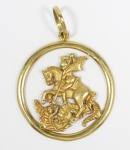 Antigo pendente em ouro no teor 18 kl, no formato circular tendo ao centro imagem de São Jorge. med: 3 cm de diâmetro, PT: 5.6 gramas