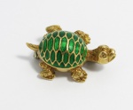 Broche, pingente no formato de tartaruga em ouro no teor 18 kl, esmaltado na cor verde. med: 35 cm, PT: 6,5 gramas