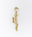 Pendente em ouro, teor 18 kl, formato de mergulhador. med: 3,5 cm, PT: 4,8 gramas