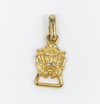Pingente estilo inglês georgiano em ouro no teor 18 kl, formato de cabeça de leão. med: 3 cm x 2 cm, PT: 2.7 grama aproximado