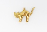 Pingente no formato de gato assustado (arrepiado) em ouro no teor 18 kl. PT: 2,6 gramas