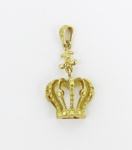 Pingente no formato de coroa em ouro no teor 18 kl. PT: 2,4 gramas