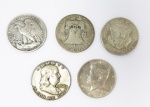 NUMISMATICA, Lote constando de cinco moedas americanas para coleção sendo: (A) half de dólar, datado de 1942, (B) half de dólar, datado de 1952 (C) half de dólar, datado de 1958 (D) half de dólar, datado de 1964 (E) half de dólar, datado de 1964.