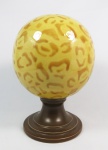 Pinha no formato globular em porcelana esmaltada e vitrificada na cor amarela e marrom, decoração tigrada. med: 20 cm x 12 cm de diâmetro