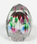 Peso de papel para coleção em bloco de cristal translucido, facetado e decoração interna floral multicolorida. med: 6 cm