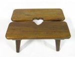 Escabelo em madeira nobre estilo colonial, tampo vazado na forma de coração, pés torneados. med: 21 cm x 35 cm x 26 cm