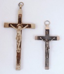 Dois crucifixos em metal. Comprimentos 14 e 9 cm.