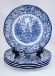 Cinco pratos em porcelana inglesa no tradicional e decorativo azul e branco, um perfeito, os demais no estado. Diâmetro 25 cm.