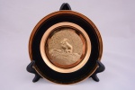 Prato em porcelana com ouro 18 quilates sobre cobre. Ao centro, decorado com figura de rato, símbolo utilizado pelo horóscopo chinês. Diâmetro 20 cm.