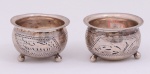Pequenos galetos redondos para sal e pimenta em prata russa, marcado 84. Diâmetro 4,5 cm. Peso 32,9 g.