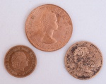 Três moedas em cobre: Inglesa de one penny, datada de 1967. Holanda de 5 (cinco) cents, datada de 1976 e D. Pedro II de 20 réis, data ilegível, possivelmente 1870.