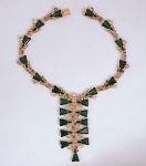 Antigo colar vintage, composto por pedras verdes em formato geométrico, intercalado com pedras brancas e montado sobre metal dourado.