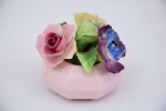 Pequeno vaso de flores em porcelana inglesa, marcado Staffordshire, England. Pequenos quebrados. Altura 8 cm.