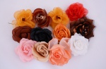 Doze flores em tecido em variadas cores. Tamanhos e decorações diversas.