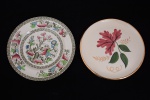 Dois pratinhos em porcelana inglesa, decoração floral. Ambos marcados ao fundo England. Diâmetro 6 e 7 cm.