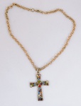 Corrente dourada e crucifixo em metal e pedras coloridas.