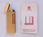 Isqueiro da marca Dunhill, dourado, na caixa original, excelente estado de conservação. Acompanha manual de instrução original. Made in Switzerland.