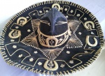 Chapéu de origem mexicana, na cor preta, bordado por dourados. Conhecido mundialmente pelo uso dos grupos Mariachi (conjunto musical). NO ESTADO. Diâmetro 58 x altura 18 cm.