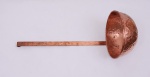 Antiga concha em cobre com 61 cm comprimento. Diâmetro da concha 25 cm.