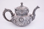 Bule de chá em metal com quatro banhos em prata conforme marcado ao fundo Meriden Company, Quadraple Plate. Altura 19 cm.