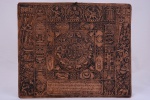 Placa em cobre e alto relevo retratando símbolos da filosofia budista. Marca de origem Nepal.  Altura 29 cm. Largura 35 cm.