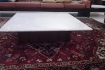 CELINA - Mesa baixa para centro de sofá formato quadrado, base de madeira com placagem em jacarandá, tampo de mármore branco. Estilo moderno. Altura 23 x comprimento 100 x largura 100 cm.