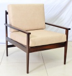 CELINA - Cadeira de jacarandá, assento e encosto de tecido na cor bege. Estilo Moderno. Altura 78 x comprimento 65 x profundidade 72 cm.