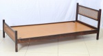 CELINA - Cama de solteiro de madeira de jacarandá, encosto de palhinha. Acompanha mesinha de cabeceira. Altura 42 x comprimento 193 x largura 94 cm.