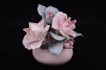 Pequeno vaso e flores em porcelana inglesa na cor rosa, flores diversas. Pequenos quebrados, fio de cabelo. Marcada Ederley, England. Altura 9,5 cm.