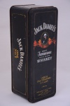 Caixa em metal, Whiskey Jack Daniels, Tennessee - USA. Datada de 1977/1980. Cada face possui um tema diferente. Comprimento 26 x largura 10 x altura 10 cm.