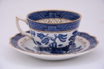 Xícara e seu pires em porcelana inglesa, marcadas Real Gld Willow, conhecido vulgarmente no Brasil como azul pombinho.  Made in England.