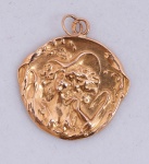 Medalha Art Nouveau em ouro com desenhos em alto relevo. Peso 1,8 g.