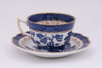 Xícara e seu pires em porcelana inglesa, marcadas Real Gld Willow, conhecido vulgarmente no Brasil como azul pombinho. Made in England.