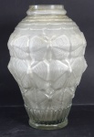ETLING FRANCE - Vaso de vidro branco satinado, decorado em relevo com motivo borboletas. Marcado no fundo. ". Altura 30 cm.