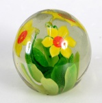 Peso para papel em vidro branco transparente, decoração interna com motivo floral, nas cores verde, amarelo e vermelho. Altura 7 cm.