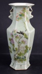 Vaso sextavado em porcelana chinesa verde celadon, decoração com pássaro e flores e ideogramas. Altura 23,5 cm.  Com bicado na borda.