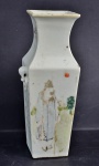 Vaso quadrado em porcelana chinesa, decoração com paisagem, figura masculina e ideogramas. Altura 22,5 cm.