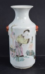 Vaso cilíndrico de porcelana chinesa, decoração com cena de mulher oriental em seu cotidiano. Altura 22,5 cm.
