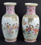Par de vasos em porcelana chinesa feitio balaustre, decoração paisagem e gueixas. Gargalo predominando a cor rosa. Altura 47 cm.