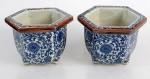 Par de pequenos cachepots em cerâmica azul e branca, formato sextavado, decorada com motivo de flores e arabescos. Altura 11,5 x diâmetro 17 cm.