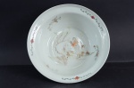 Bowl em porcelana chinesa com decoração policroma, representando figuras orientais, flores, folhas e arabescos. Sobre fundo cinza claro. Altura 11 x diâmetro 29 cm. Pequenos desgastes na policromia.