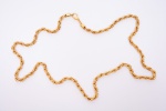 Biju, colar em metal dourado trançado. Comprimento aberto=82 cm.