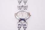 Relógio de pulso feminino, marca bozen, caixa e pulseira cromado, mostrador decorado com pedrinhas de strass, movimento quartz. Funcionando, comprimento da pulseira e relógio=17 cm, caixa=3.5 x 3 cm, largura da pulseira=2.5 cm. No estojo.