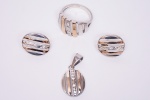 Conjunto em prata, com frisos banhado a ouro, com pedras de strass, par de brincos, anel e pingente. Aro do anel=22. Comprimento do pingente=3.5 cm.Brincos diâmetro=2 x 1.8 cm.